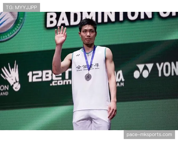 安赛龙又发生活照，餐桌摆成豪华自助，我吃方便面都有点羞愧